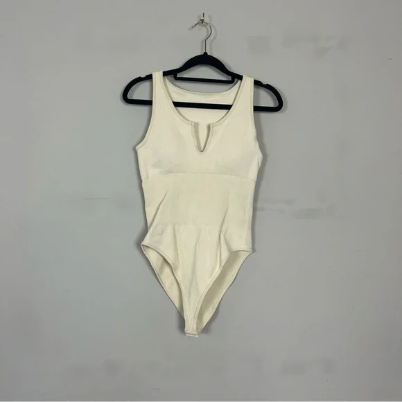 NWOT SUUKSESS NOTCH NECK RIBBED SEAMLESS PADDED SLEEVELESS BODYSUIT SIZE MEDIUM - Picture 2 of 13